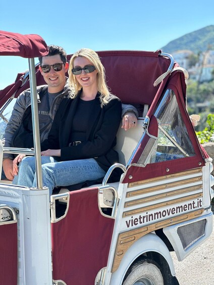 Two people in a vintage vehicle with 'vietrinmovement.it' on the side. 4