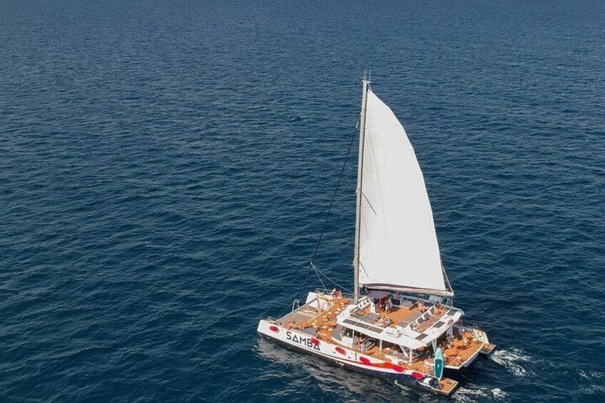 Una barca a vela con una vela bianca sull'acqua. 2