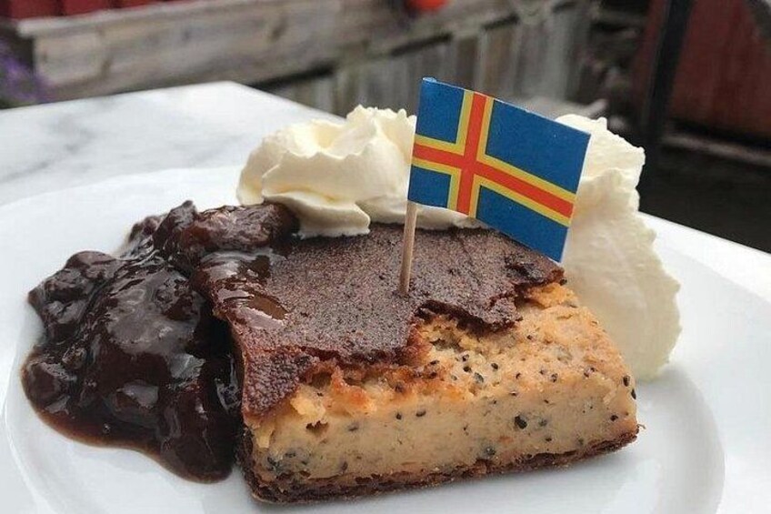 Een nagerechtenbord met een vlag, slagroom en chocoladesaus. 4