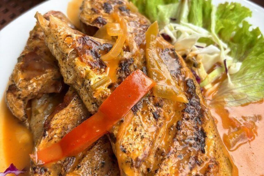Gegrillter Fisch mit Gemüse und einem Beilagensalat. 4