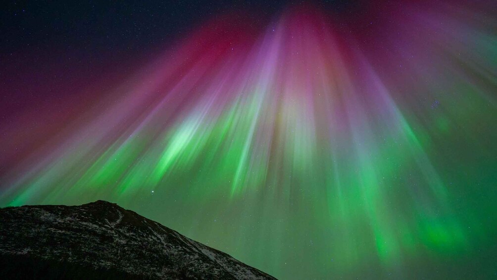 Nordlys over et bjerglandskab. 5