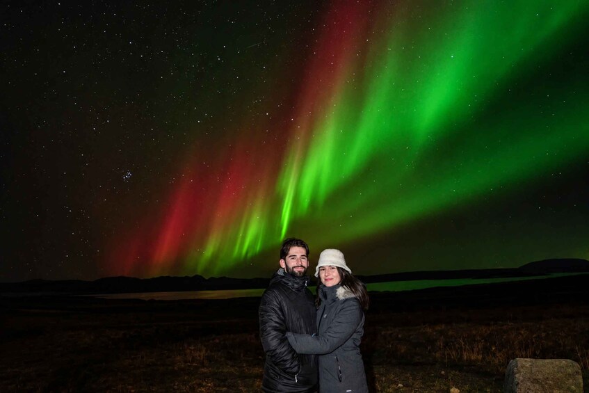 Ein Paar steht in einem Feld, im Hintergrund sind die Polarlichter zu sehen. 5