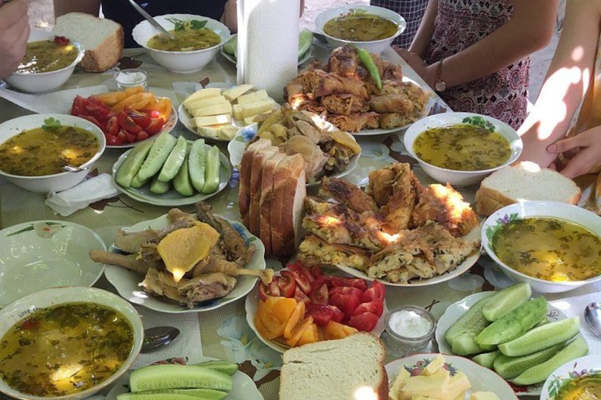Una mesa con diferentes platos, incluyendo pan, verduras y carne. 2