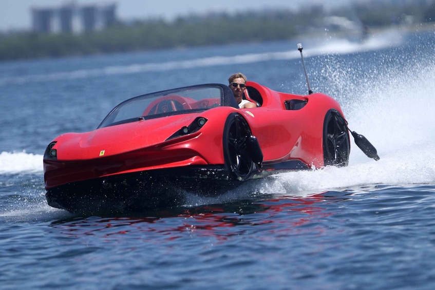 Un'auto sportiva rossa che si muove sull'acqua. 3