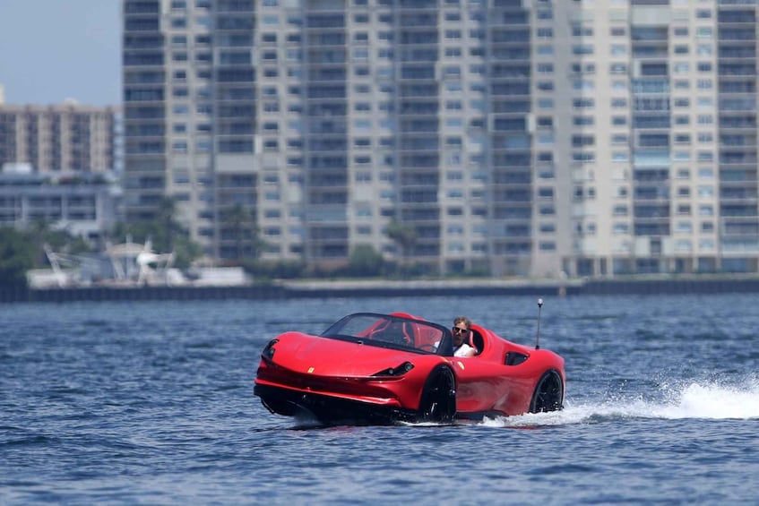 Un'auto sportiva rossa che si muove sull'acqua. 4