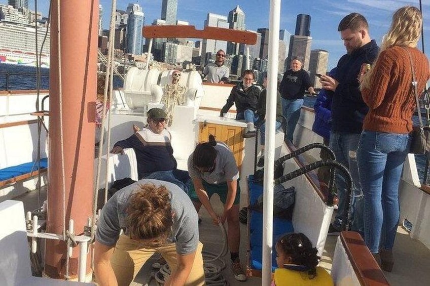 We always know how to have fun on a sailing charter! Will you have a drink from our onboard bar? Will you get involved in hoisting the sails? 3