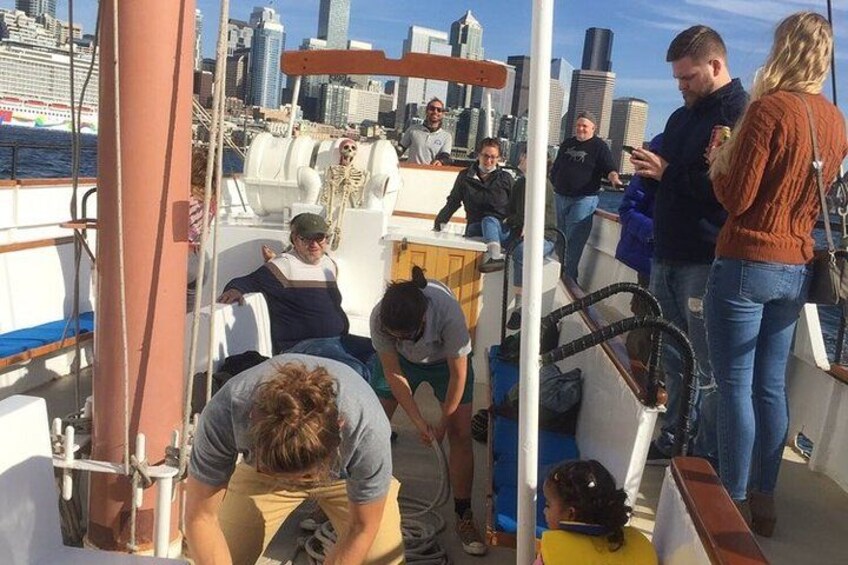 We always know how to have fun on a sailing charter! Will you have a drink from our onboard bar? Will you get involved in hoisting the sails? 3