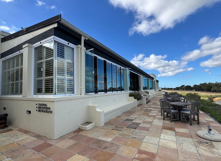 Ein Restaurant mit Außenbereich und Blick auf die Landschaft. 5
