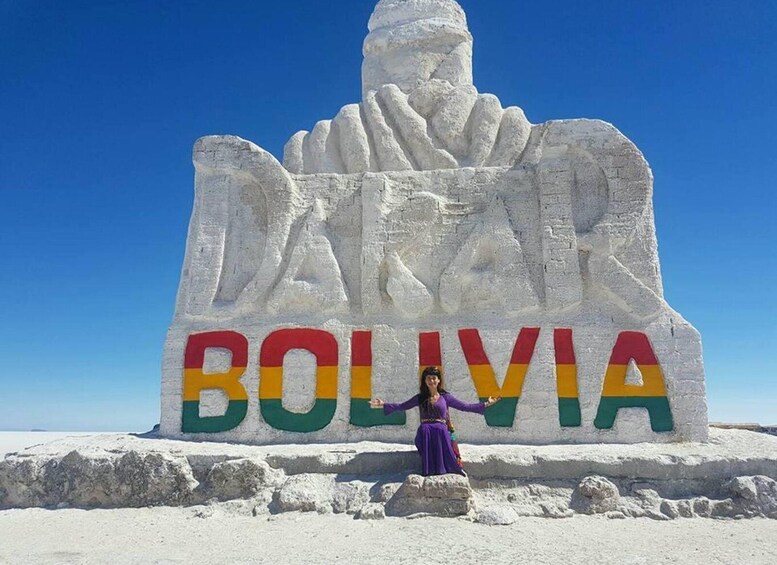 Una gran escultura de hielo con la palabra 'BOLIVIA' y la figura de una persona. 3