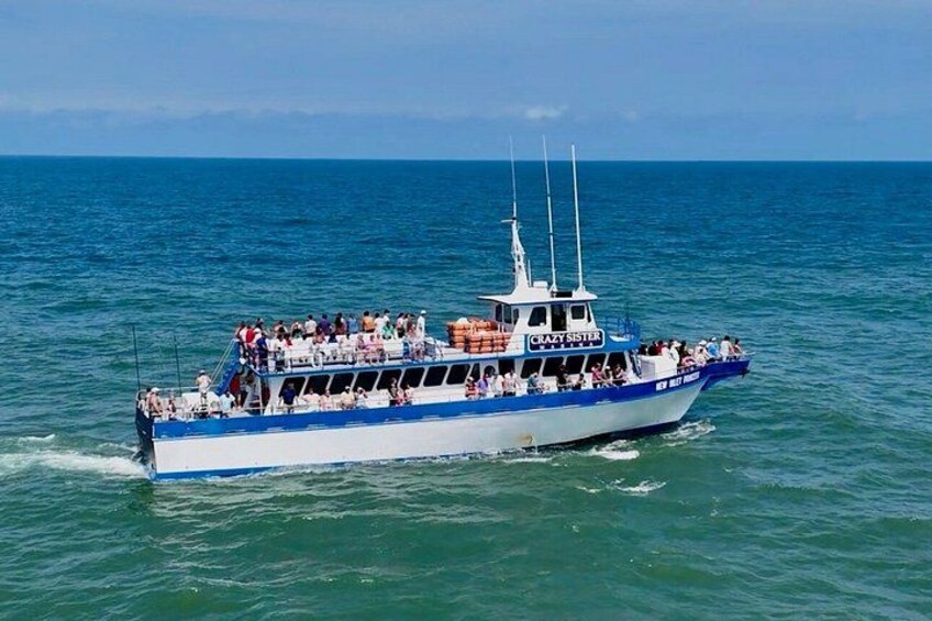 Un grand bateau, rempli de passagers, navigue sur l’eau. 2