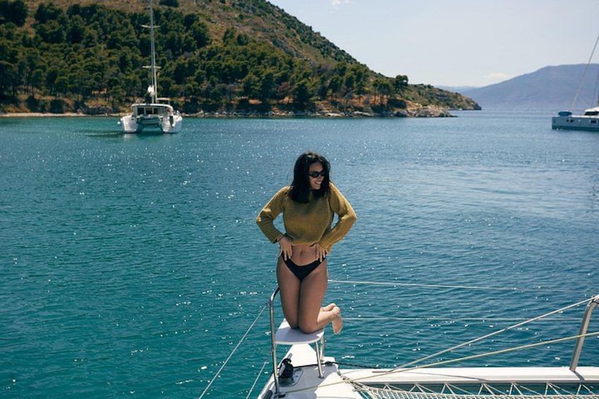 Una persona en un bote, mar tranquilo y una costa lejana con árboles. 4