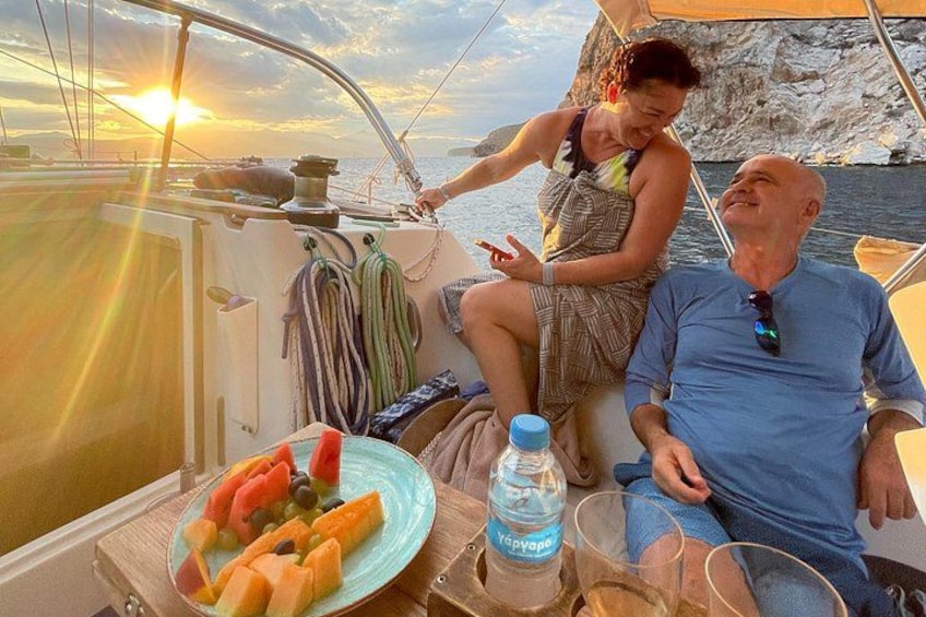 Una persona en un bote con un plato de fruta y una botella de agua. 2