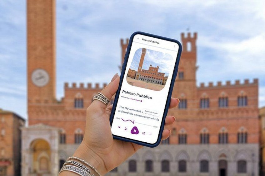 Une main tenant un smartphone affichant des informations sur le Palazzo Pubblico. 1