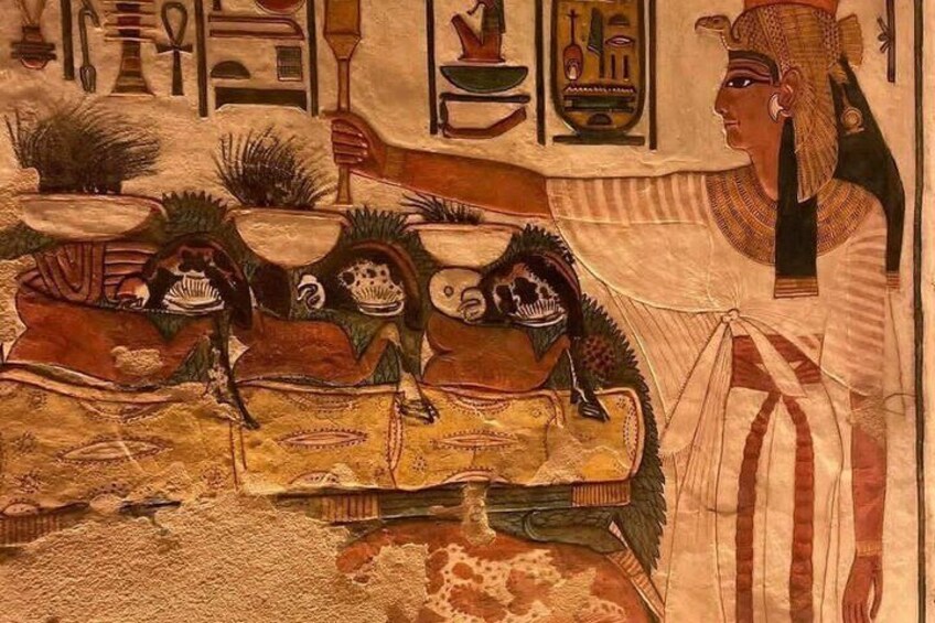 Un antico affresco egizio con una figura seduta, ceramiche e geroglifici. 3