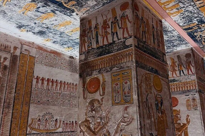 Pinturas murales egipcias antiguas con jeroglíficos y figuras. 3