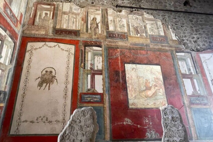 Un techo con frescos que representa figuras clásicas y detalles arquitectónicos. 3
