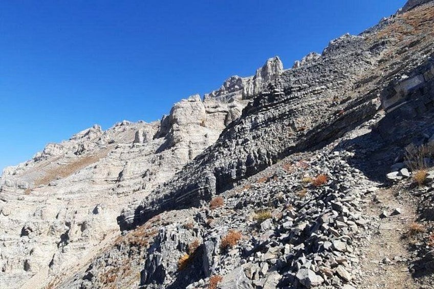 Een ruig berglandschap met een heldere lucht. 2