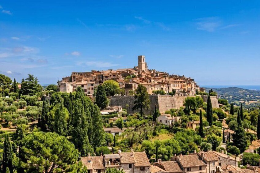 Une ville historique, reconnaissable à son imposante tour, entourée d’une végétation luxuriante et dotée d’une architecture traditionnelle. 2
