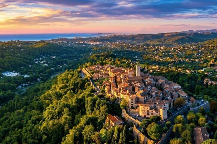 Une ville historique nichée dans une vallée, entourée d’une végétation luxuriante et de collines. 3