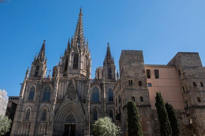 Une cathédrale gothique, dotée d’une haute flèche, d’une rosace et d’une grande entrée en arc de cercle. 4