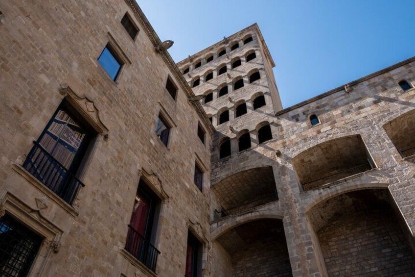 Un bâtiment historique doté de fenêtres en arc de cercle et d’une tour. 5