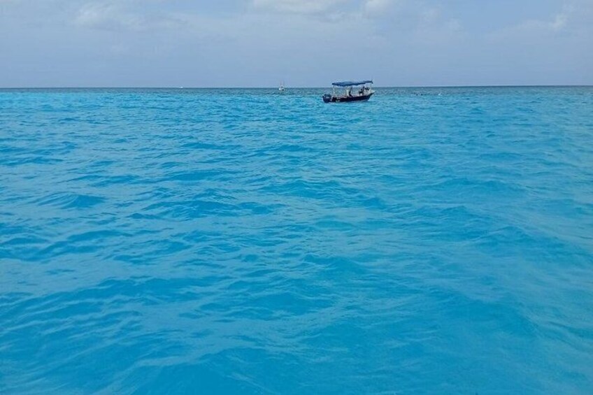 Mare calmo con una piccola barca all'orizzonte. 2