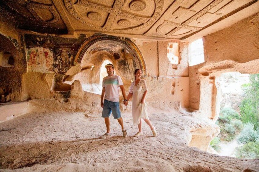 Eine uralte Höhle mit aufwendigen Schnitzereien, durchquert von einer Person. 2