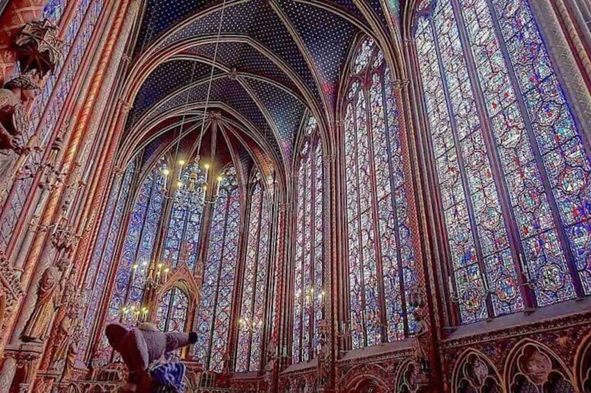 Interno di una cattedrale gotica con vetrate colorate e finte decorazioni in pietra. 2