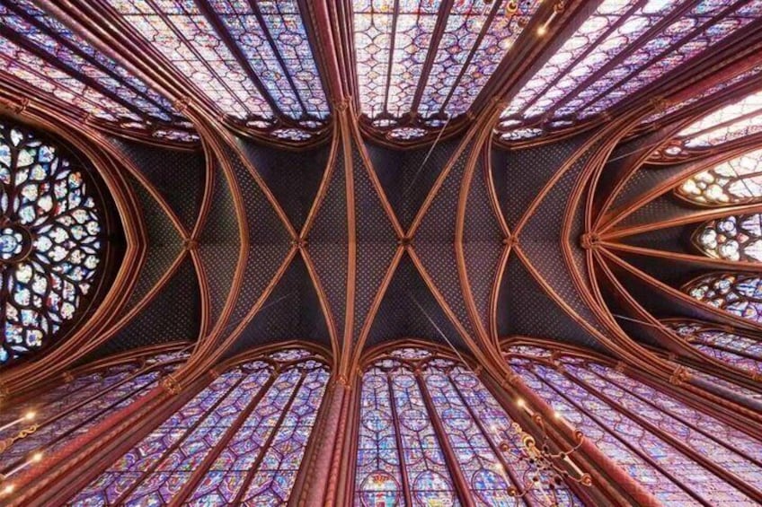 Interno di una cattedrale con vetrate istoriate e soffitto a volta. 4