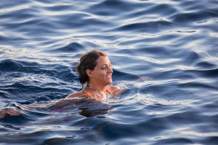 Una persona che nuota nell'oceano. 5