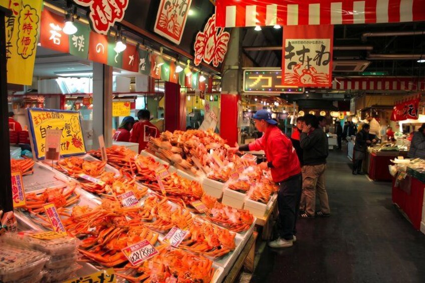 A seafood market with various seafood displayed for sale. 3