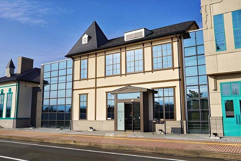 En moderne bygning med store vinduer og et fladt tag. 2