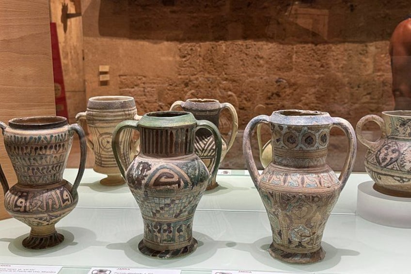 Antike Keramik mit aufwendigen Verzierungen, ausgestellt in einem Museum. 5