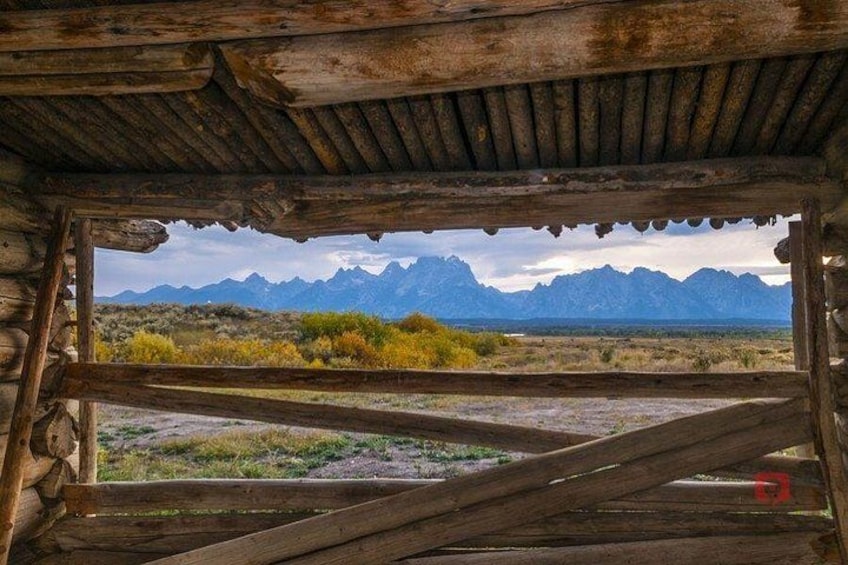 Una struttura in legno rustica con vista su montagne e vegetazione desertica. 2