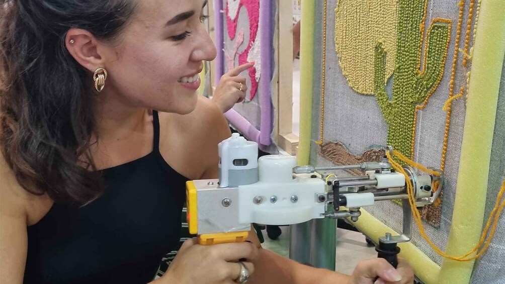 TUFTING: Learn how to make a rug during a fun class in Valencia 1