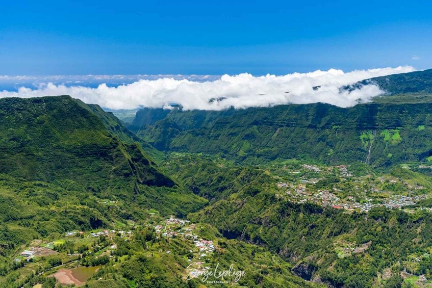 Picture 9 for Activity Flight over Réunion Island at 3,200 m above Piton des Neiges 3