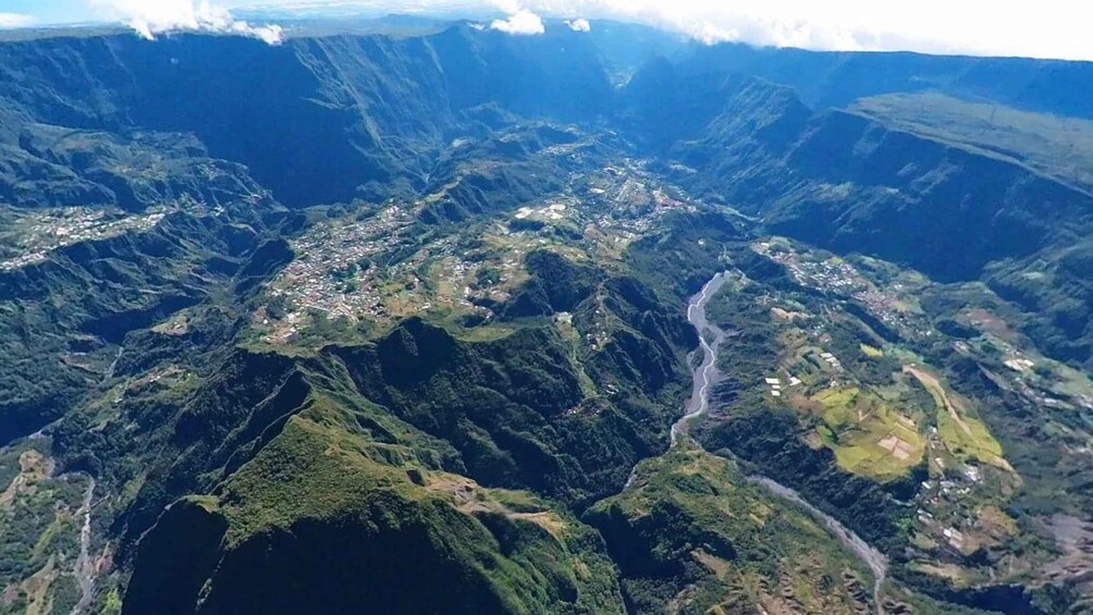 Picture 1 for Activity Flight over Réunion Island at 3,200 m above Piton des Neiges 1