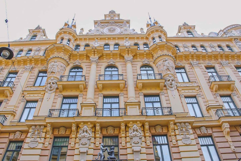 Een historisch gebouw met versierde gevels, grote ramen en decoratieve beeldhouwwerken. 4