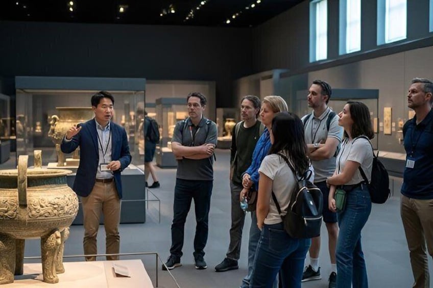 Un grupo de personas en un museo, observando un antiguo artefacto expuesto. 1