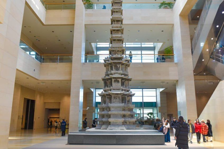 Un edificio de varios niveles con una estructura central que recuerda a una pagoda de piedra. 2