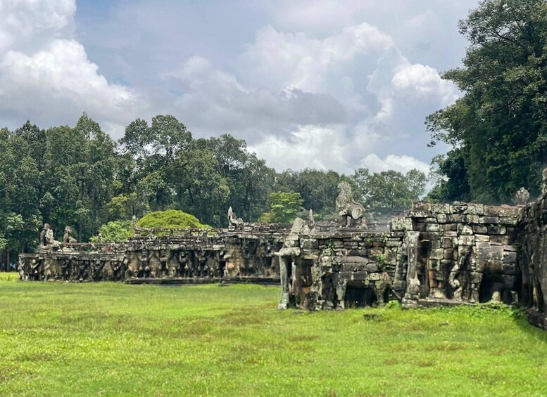 Picture 2 for Activity Siem Reap: Full-Day Angkor Wat Tour (Japanese-Speaking Live Guide) 2