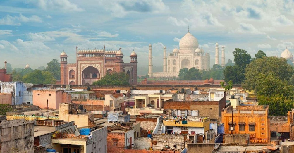 Le Taj Mahal et le Fort Rouge de Delhi, entourés de bâtiments urbains. 1