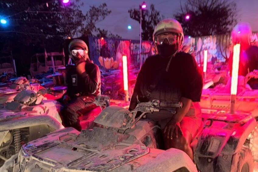 Dos personas con equipo táctico en cuatrimotos en una zona poco iluminada con luces de emergencia. 2