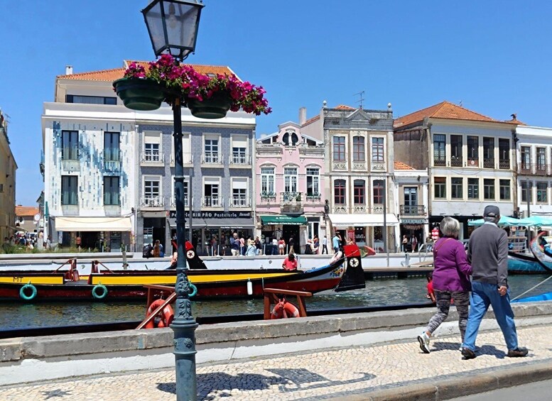 Un canal con barcos, peatones y edificios históricos. 2