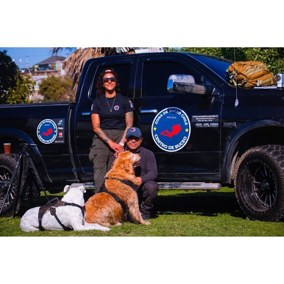 A black pickup truck with a logo and text indicating it's from Zona de Bueco Chile, a dog show event. 2