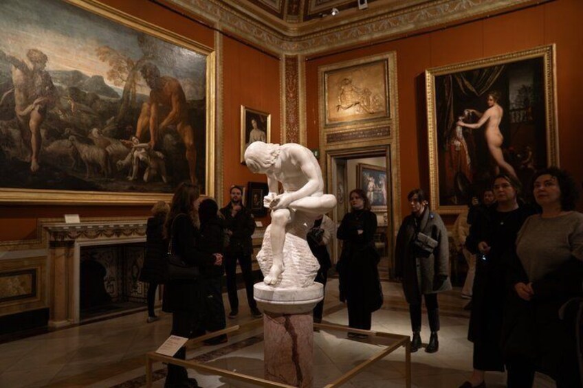 Een museuminterieur met een opvallend sculptuur, omringd door bezoekers. 5