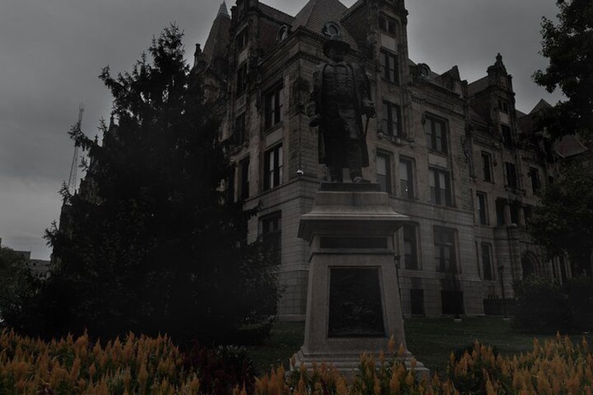 Un edificio grande e histórico con una estatua en su fachada. 5