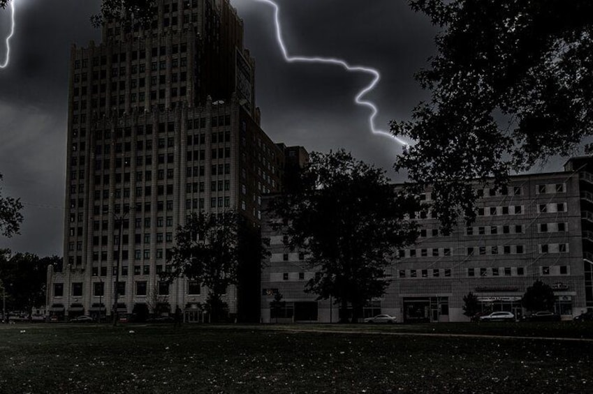 Un edificio alto con rayos en el cielo. 3