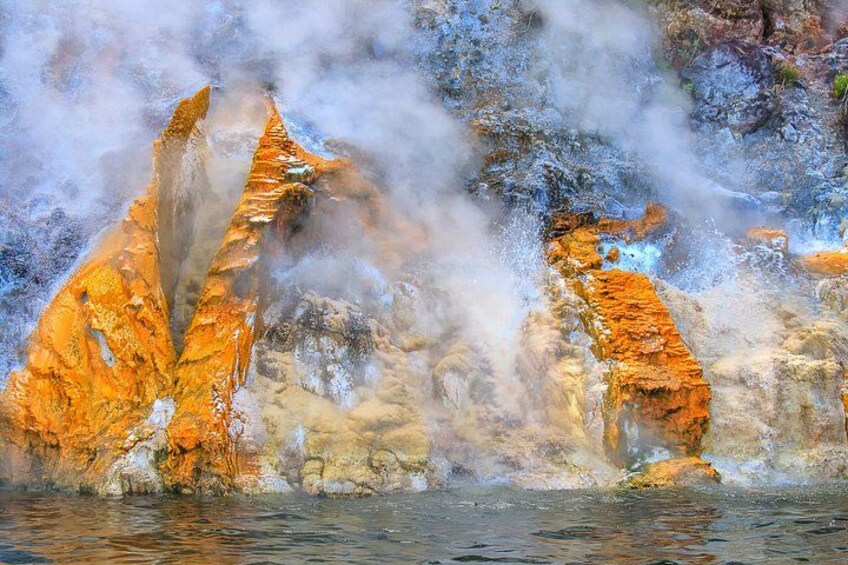 Un área geotérmica con chimeneas de vapor y depósitos minerales. 1