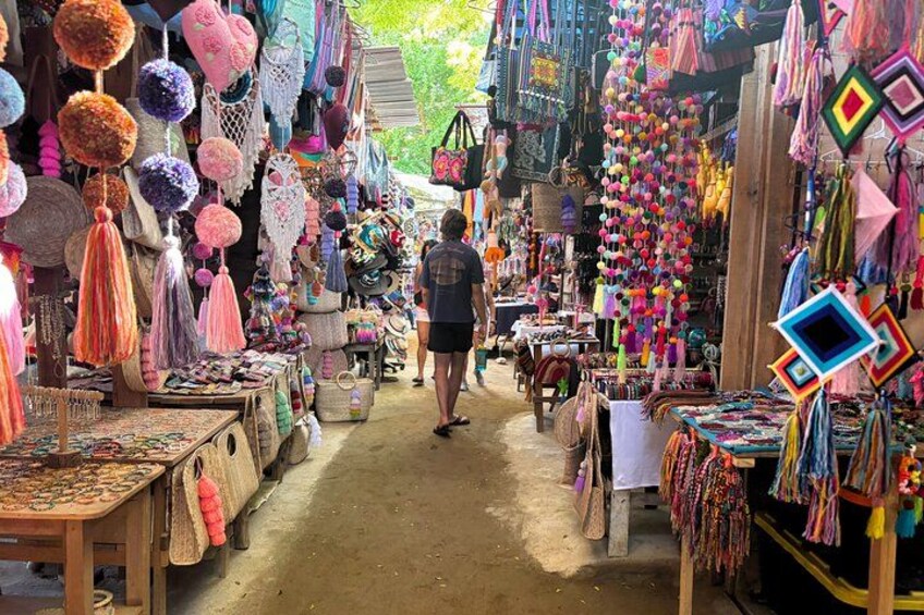 Un mercato con tessuti e borse colorate. 1